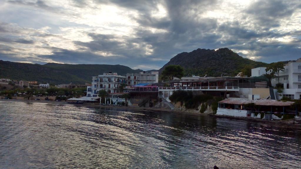 Oasis Hotel Theodoros & Litsa Galaris Agia Marina  المظهر الخارجي الصورة