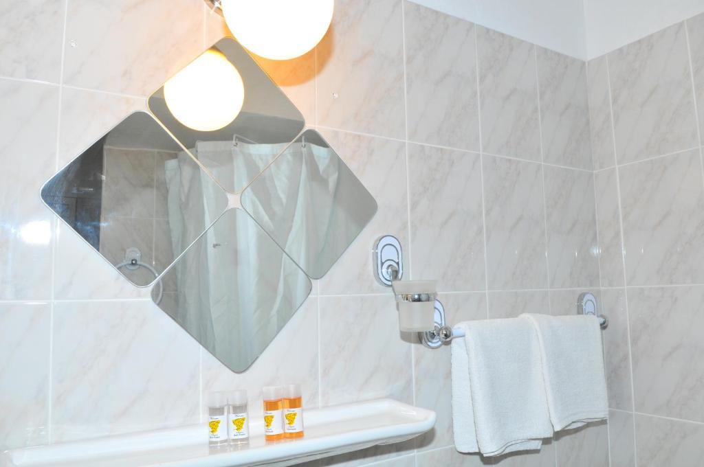 Oasis Hotel Theodoros & Litsa Galaris Agia Marina  المظهر الخارجي الصورة